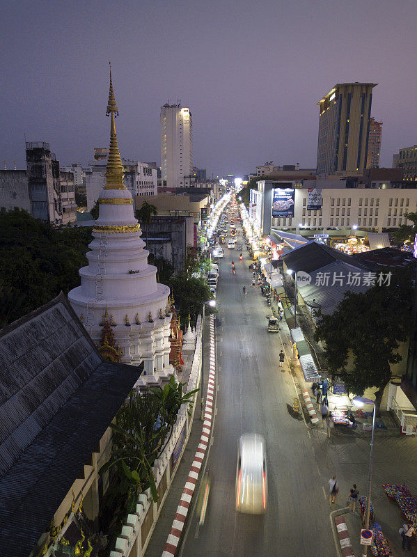 鸟瞰图Wat U Pa Coot寺庙和夜间广场市场在清迈，泰国。